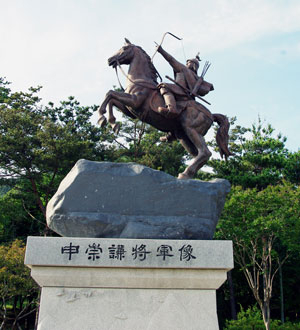 대구시 동구 지묘동 신숭겸장군 유적지에 있는 신숭겸 장군 동상.