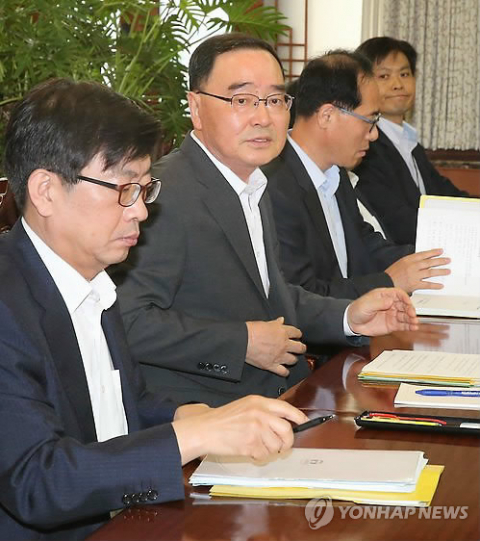 정홍원 국무총리가 휴일인 29일 오후 정부서울청사에서 긴급 간부회의를 주재하고 있다. 2014.6.29/연합뉴스