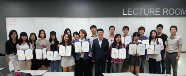 영진전문대학 경영계열이 주최한 2014 자격증 경진대회에서 우수한 성적을 거둔 학생들. 영진전문대 제공