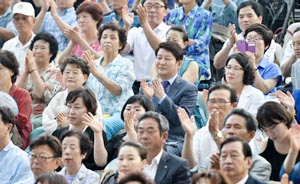 민선 6기 대구시정을 이끌게 된 권영진 시장의 취임식이 1일 오후 두류공원 야외음악당에서 열린 가운데 권 시장 내외가 객석 앞줄 VIP 지정석이 아닌 뒷줄 시민들 사이에 앉아 축하공연을 관람하고 있다. 우태욱 기자 woo@msnet.co.kr