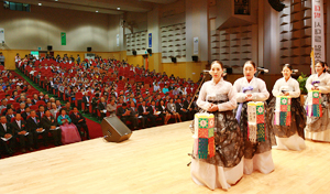 임광원 울진군수 취임식이 1일 울진군청소년수련관에서 울진군 홍보영상물 상영, 민요가수와 울진군립합창단 공연 등 식전행사와 함께 열렸다. 참석 주민들에게는 떡과 두유 선물도 나눠주었다. 그러나 불법 선거자금 수수 의혹으로 수사를 받고 있는 임 군수가 여론 무마용으로 과시성 이벤트를 펼쳤다는 비난을 사고 있다. 울진군 제공