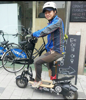 대구에서 경산까지 매일 전동 킥보드로 이동한다는 이경열 씨. 스스로 튜닝해 더욱 매력적인 전동 킥보드를 자랑하고 있다. 이경열 씨 제공