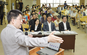 대구 동구 안심연료단지 주변 주민들이 정부의 건강조사 결과 진폐증 환자가 공식 확인된 가운데 4일 동구 반야월농협에서 주민건강영향조사 결과 주민설명회가 열렸다. 성일권 기자 sungig@msnet.co.kr