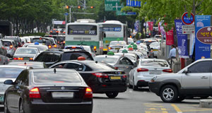 17일 오후 7시쯤 대구 중구 반월당 동아쇼핑 앞 택시승강장에 택시 10여 대가 줄지어 정차해 있다. 삼성생명, 동아쇼핑, 염매시장에서 달구벌대로로 진입하는 차량들과 정차 중인 택시가 엉켜 차량 흐름이 원활하지 못하다. 우태욱 기자 woo@msnet.co.kr