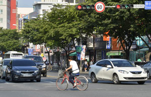자전거를 탄 한 시민이 마치 차량을 운전하는 것처럼 좌회전 신호를 따라 교차로 한복판으로 진입하고 있다. 우태욱 기자 woo@msnet.co.kr