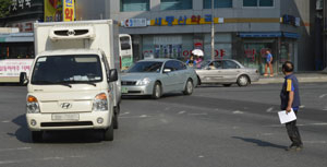 동산네거리에서 한 시민이 길을 건너려고 도로 중앙까지 나와 있다. 우태욱 기자 woo@msnet.co.kr