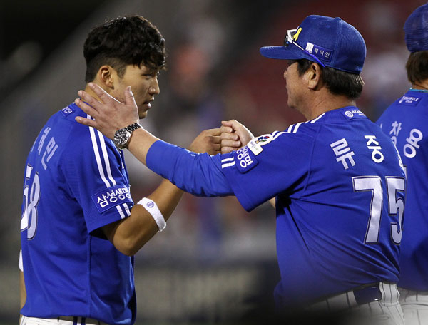 6일 두산과의 잠실 경기에서 6회초 데뷔 첫 홈런을 터뜨린 박해민이 경기 종료 후 삼성 류중일 감독으로부터 격려를 받고 있다.