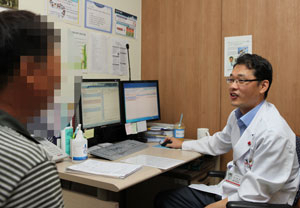 경북대병원 재활의학과 정태두 교수가 환자와 상담하고 있다.