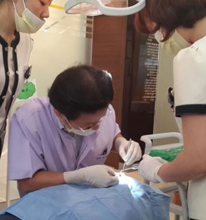 건강하게 치아를 관리하려면 꼼꼼한 칫솔질과 정기적인 검진을 받는 것이 좋다. 틀니와 임플란트는 잃어버린 치아 기능을 회복할 수 있는 좋은 치료법이다. 맥치과의원 제공