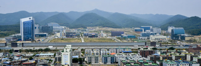 대구 혁신도시에 공공기관이 착착 입주하면서 혁신도시 관문 역할을 하는 율하지역이 뜨고 있다. 혁신도시 전경. 매일신문 DB