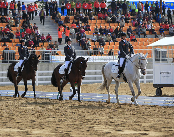 국내 주요 승마대회가 대부분 개최되고 있는 상주국제승마장. 출전 선수들이 애마와 함께 출발점으로 향하고 있다. 경북도는 상주