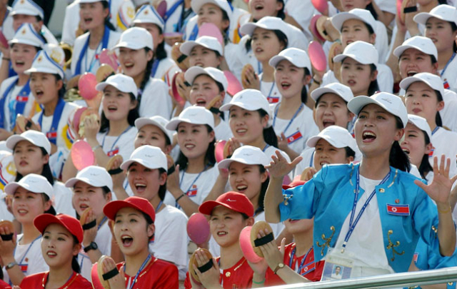 북한이 올해 9월 열리는 제17회 인천 아시안게임에 응원단을 파견한다고 발표했다. 지난 2003년 8월 대구에서 열린 유니버시아드대회서 북한 응원단이 응원을 펼치는 모습. 매일신문 DB