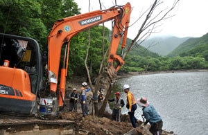 지난달 23일 청송군과 주왕산국립공원 등은 최근 수령이 오래된 주산지 내 왕버들을 대체하기 위해 