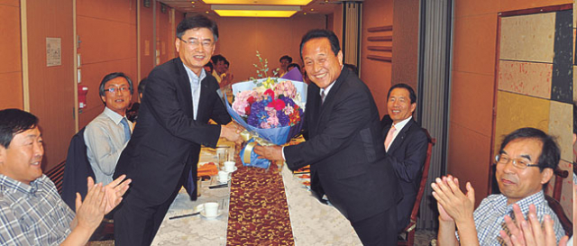 ▲군위 재경향후회 서울·군위발전포럼은 4일 서울 세종로에서 정기총회를 열고 고향 발전을 위해 힘을 모으기로 했다. 군위군 제공