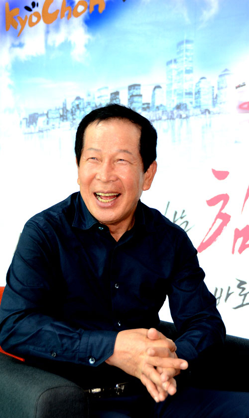 대구경북 토종 브랜드 교촌치킨의 창업주 권원강 교촌그룹 회장. 권 회장은 구미에서 출발해 12년 만에 전국 1천여 개의 가맹점을 확보하며 해외시장에 성공적으로 진출했다.