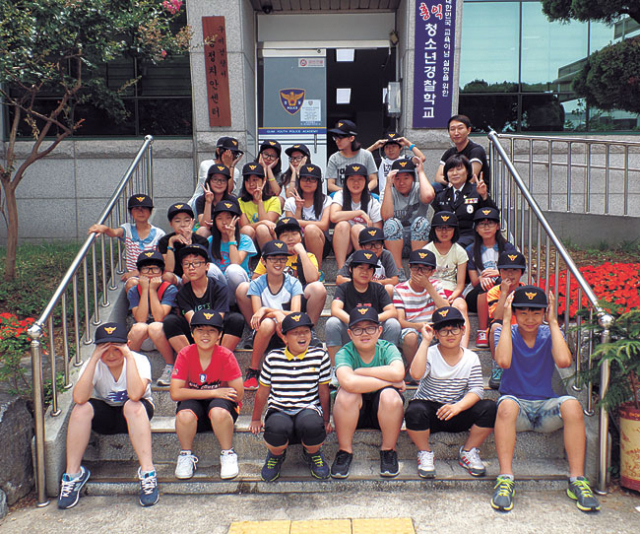 ▲구미경찰서는 경북 지역에서 처음으로 청소년 경찰학교를 운영하고 있다. 제2기 청소년 경찰학교를 수료한 송정초교 학생들. 구미경찰서 제공