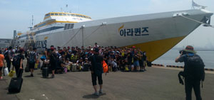 포항~울릉 뱃길 면허전쟁의 도화선 역할을 한 광운고속해운의 아라퀸즈호. 지난해 7월 첫 출항에 앞서 승객들이 들뜬 표정으로 기념촬영을 하고 있다. 김대호 기자
