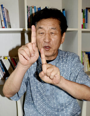 김영진 한국전래놀이연구회장이 전래놀이 중 하나인 손유희를 시연하고 있다.
