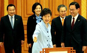 박근혜 대통령이 10일 오전 청와대에서 새누리당과 새정치민주연합 원내대표, 정책위의장 등 여야 원내지도부와 만나 악수한 뒤 자리로 향하고 있다. 왼쪽부터 새누리당 이완구 원내대표, 새정치민주연합 박영선 원내대표, 박 대통령, 새정치민주연합 우윤근 정책위의장, 새누리당 주호영 정책위의장. 연합뉴스