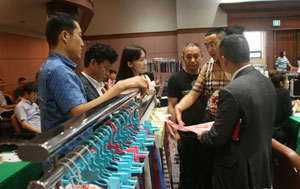 9일 중국 중경시 의류패션업체 바이어 100여 명이 대구를 방문, 한국섬유개발연구원에서 수주상담회를 가졌다. 한국섬유개발연구원 제공