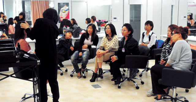 영진사이버대학 뷰티케어학과 학생들이 오프라인 수업을 위해 개설한 전용실습장에서 메이크업 실습에 참여한 모습. 영진전문대 제공