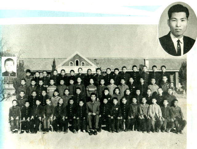 선산초등학교 졸업식 기념사진. 당시 6학년 2반 친구들과 주기식(원안) 선생.