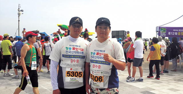 ▲청송꿀맛사과 전국산악마라톤 사무국은 6일 경포바다마라톤대회에 참가해 10월 청송에서 열리는 대회를 홍보했다. 전종훈 기자