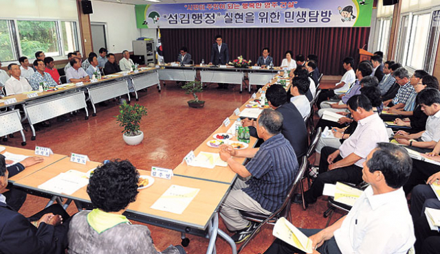 ▲장욱현 영주시장이 장수면 사무소에서 지역주민들과 대화를 나누고 있다. 영주시 제공
