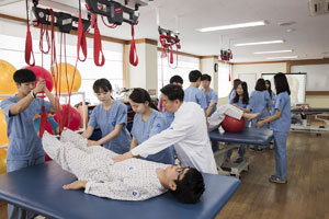 HSE 특화 보건의료인력 양성사업단에 참여하는 물리치료학과 전공 실습 장면.