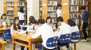 문경대가 문경시의 지원을 받아 리모델링한 도서관 내부 모습.