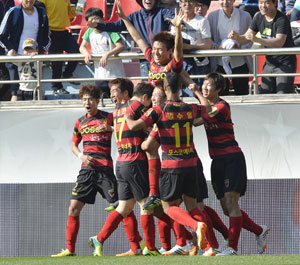 포항 스틸러스가 국내 프로축구 사상 최초의 1천500골 달성을 눈앞에 두고 있다. 사진은 5월 10일 10경기 연속 공격포인트 신기록을 수립한 이명주가 목말을 타고 환호하는 모습. 포항 스틸러스 제공