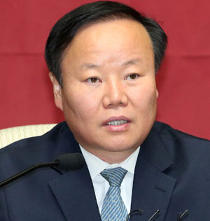 (사진. 연합뉴스) 김재원 국회의원은 심인고, 서울대 공법학과 졸업, 서울대 행정학 석사 출신으로 행정고시(31회), 사법고시(36회)를 거쳐 부산지검 검사, 서울중앙지검 검사, 17대 국회의원(2004~2007년)을 지냈으며 현재 19대 국회의원(2012년~)으로 새누리당 전략기획본부장, 지방선거 기획위 부위원장, 원내수석부대표, 국회 후반기 운영위 간사, 후반기 보건복지위원 등을 맡고 있다.