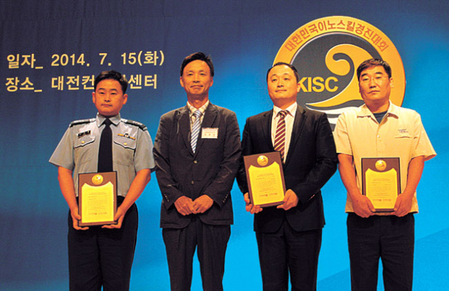 ▲한국능률협회컨설팅(KMAC)이 주관한 제7회 대한민국 이노스킬 경진대회 본선심사에서 발표자로 나선 신현종 대위(왼쪽 첫 번째)가 우수상 수상 후 상패를 들고 있다. 공군 군수사령부 제공