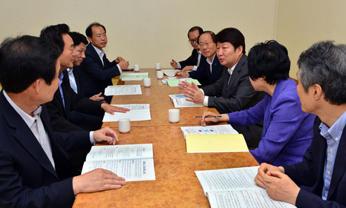 18일 오전 대구 중구의 한 따로국밥집에서 열린 대구시장, 구청장, 군수 정책협의회에서 권영진 시장을 비롯한 8개 구