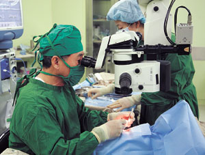 부작용 없는 시력교정 수술을 받으려면 세심한 수술 전 검사와 사후 관리가 필요하다. 제일안과병원 제공