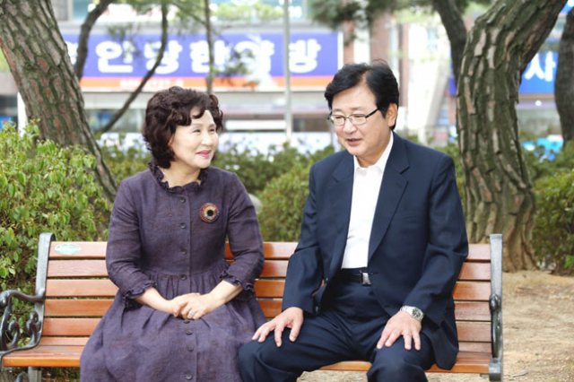 권영세 안동시장과 권 시장의 든든한 후견인이자 영원한 멘토인 부인 송채령 씨. 부부는 모처럼 만에 안동시청 솔숲공원에서 마주 앉았다. 엄재진 기자