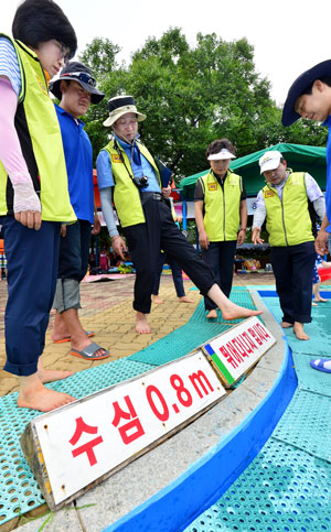 대구안전생활실천시민연합 회원들이 20일 달서구 두류야외수영장에서 물놀이 시설을 둘러보며 특별점검을 실시하고 있다. 정운철 기자 woon@msnet.co.kr