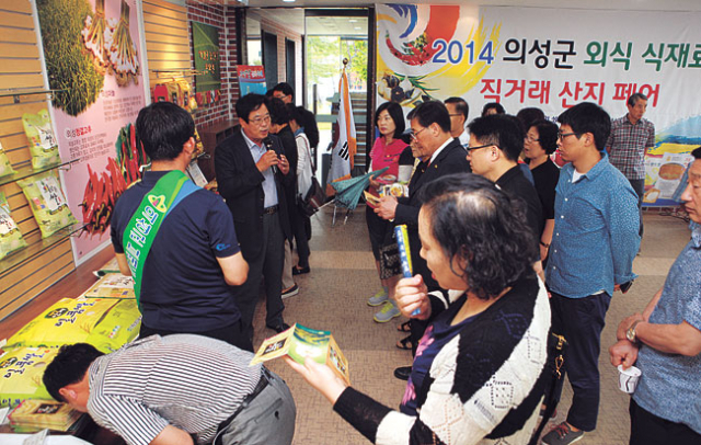 ▲의성 안계농협 윤태성 조합장이 대도시 CEO와 구매 담당 바이어들에게 안계평야에서 생산, 가공한 쌀의 특징 등을 설명하고 있다. 의성군 제공