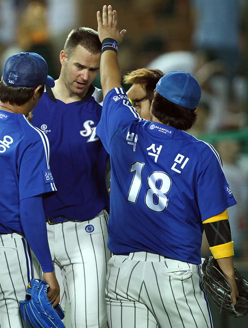 22일 롯데전에서 맹활약한 선발 투수 밴덴헐크와 4번 타자 박석민이 경기 종료 후 기쁨을 나누고 있다. 삼성 라이온즈 제공