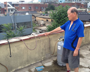 다가구주택에 사는 입주민이 도시가스 공사를 기다리며 LPG 가스도 없이 불편하게 살고 있다. 홍준표 기자