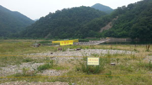 물놀이 중학생 2명이 숨진 영덕군 영덕읍 오십천. 학생들이 숨지는 사고가 나자 영덕군은 뒤늦게 출입 차단 줄과 수영금지 알림 표시를 추가로 설치했다. 김대호 기자