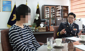 경찰을 꿈꾸는 윤성원 군이 멘토가 된 중부경찰서 이갑수 서장과 이야기를 나누고 있다. 초록우산 어린이재단 제공