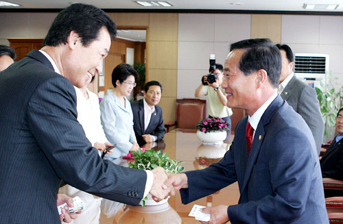 이동희(왼쪽) 대구시의회 의장과 장대진(오른쪽) 경북도의회 의장이 서로 악수를 하며, 대구경북 상생발전을 위해 협력할 것을 다짐하고 있다. 대구시의회 제공