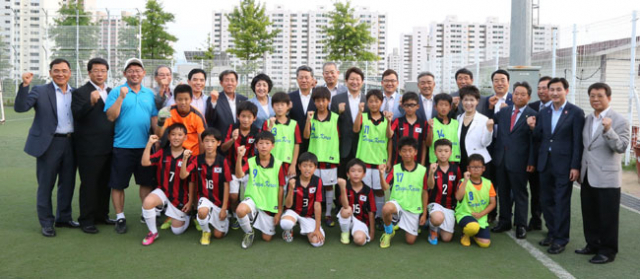 26일 일본 구루메시에서 열리는 제10회 레인보우컵 국제 주니어 축구대회에 참가하는 대구 선수단이 22일 성서운동장에서 권영진 대구시장, 대구시생활체육회 임원들과 함께 포즈를 취했다.