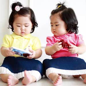 슈 쌍둥이 화보 사진. 우먼센스