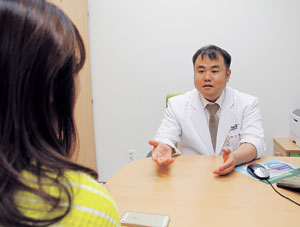 환자와 상담 중인 홍대기 경북대병원 교수