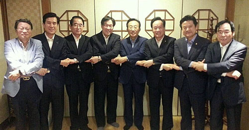 왼쪽부터 우종수 RIST 원장, 이강덕 포항시장, 박명재 국회의원, 권오준 포스코 회장, 김관용 경상북도지사, 이병석 국회의원, 이칠구 포항시의회 의장, 이정식 포항제철소장이 나란히 손을 맞잡고 섰다. 포스코 제공