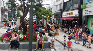 2000년대 들어 상권이 쇠락하면서 주차 골목으로 변했던 문경 구시가지에 