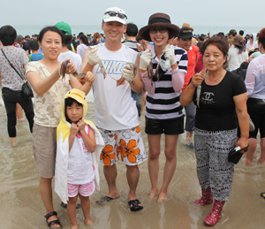 여름 휴가객들을 위해 다채로운 오징어잡기 체험 축제가 열린다. 다음 달 1일부터 사흘간 구룡포해수욕장에서, 다음 달 6일부터 8일까지 사흘간 울릉도에서 각각 오징어잡기 체험 축제가 진행된다. 지난해 열린 
