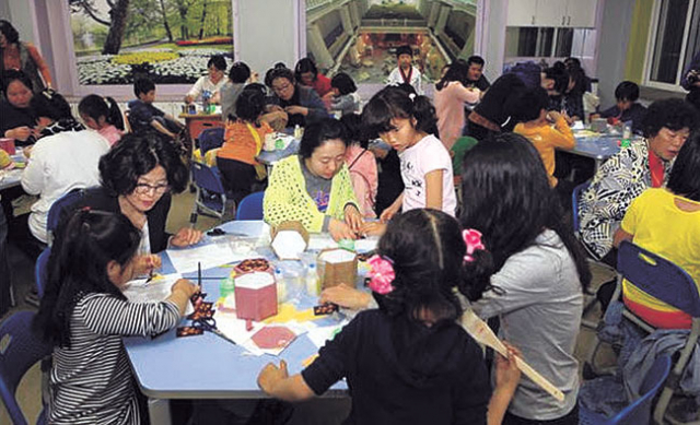 ▲봉화 춘양초등학교 학생들이 엄마와 함께 창작이 
